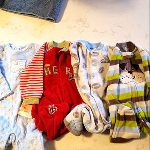 🌻3/$9 sale🌻Bundle of 4 6M pajamas fleece